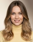 Capelli oltre le spalle con onde morbide