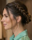 Acconciatura raccolta con capelli intrecciati