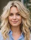 Capelli biondi con onde morbide