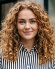 Capelli dorati con ricci naturali