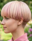 Capelli corti biondi con colpi di sole rosa