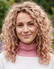Capelli lunghi e ricci con sfumature rosa