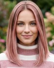 Stile lungo con capelli rosa morbidi