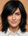 Capelli neri lunghi fino alle spalle con frangia