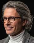 Taglio di media lunghezza per uomo con capelli grigi