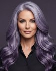 Capelli color lavanda lunghi e mossi