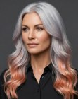Capelli argentati lunghi con punte rosa pesca