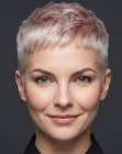 Capelli biondi ultra corti con sfumature rosa