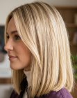 Capelli biondi ad altezza spalle casual