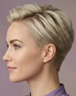 Eleganti capelli biondi corti