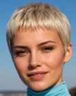 Capelli corti con micro frangia