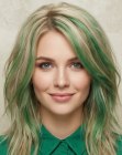 Capelli biondi con ciocche verdi