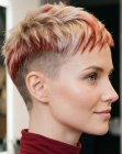 Capelli corti biondi con ciocche rosse