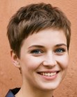 Acconciatura molto corta degli anni Novanta