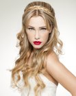 Raccolto con una treccia che forma una corona