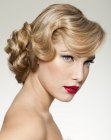 Capelli raccolti in stile Rosemary Clooney con un nodo di morbidi ricci