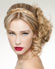 Raccolto da principessa con capelli attorcigliati in una nuvola di ricci
