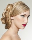 Raccolto con uno chignon e una treccia a spina di pesce