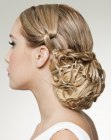 Stile raccolto con un semplice nodo laterale e una retina per capelli