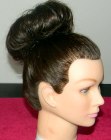 Acconciatura con uno chignon spettinato