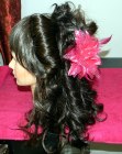 Acconciatura vintage con rulli in stile pin-up