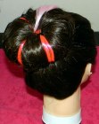 Pettinatura con uno chignon a ciambella (sock bun) ed extension colorate