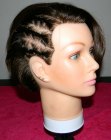 Caschetto corto asimmetrico con treccine aderenti (cornrows)