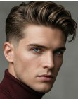 Capelli da uomo con lati corti e volume sopra