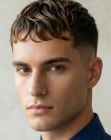 Taglio di capelli corto dietro e ai lati